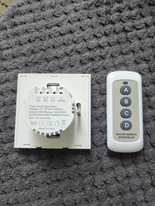 Întrerupătoare cu touch si telecomanda (alb si negru)