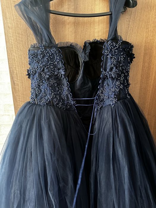 Рокля-тъмно синя и подарък обрач към нея