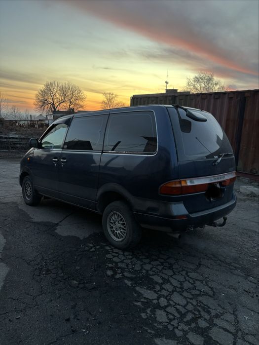 Нисан Ларго 2,4 бензин