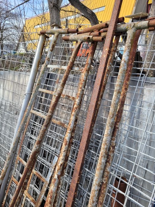 Продавам 4 основи на метално скеле Количка