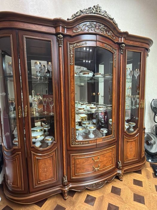 Элитный классический обеденный гарнитур (стол + 10 стульев + витрина)