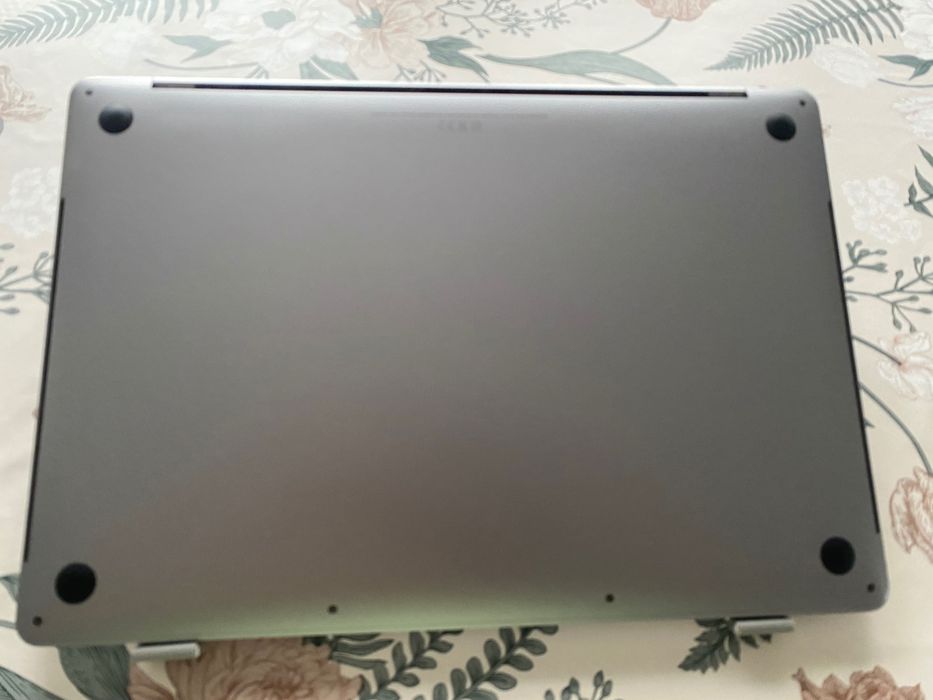 Apple MacBook Pro 2018, Touchbar, I7, 256SSD, 16GB, 4GB placa video.