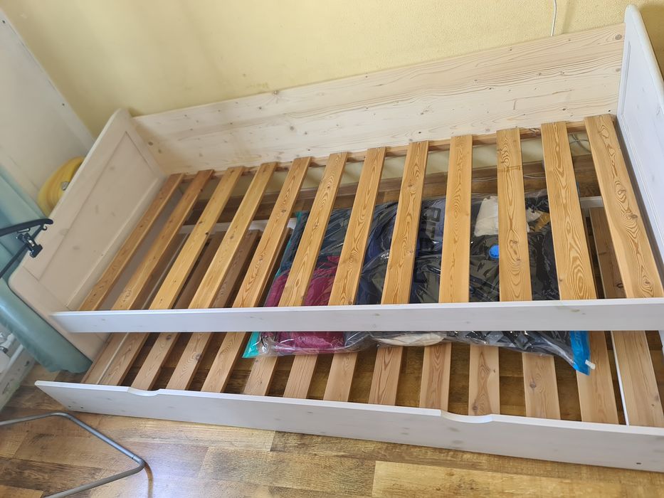 Кровать деревянная