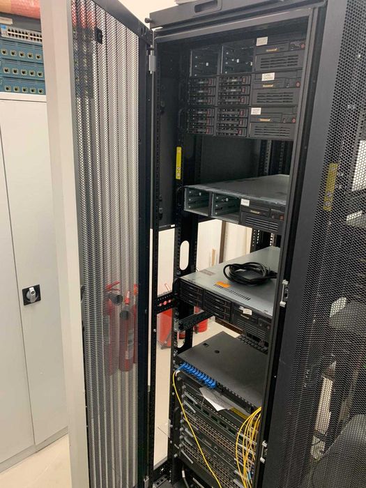 HP 10642 42U Server Rack Cabinet – uși perforate – 19″ (3 buc)