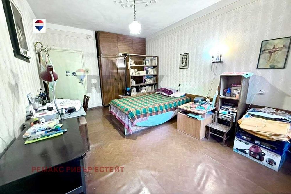 Къща с двор и гараж в кв. Родина 1