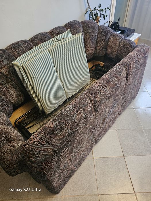 Разтегателен диван-спалня