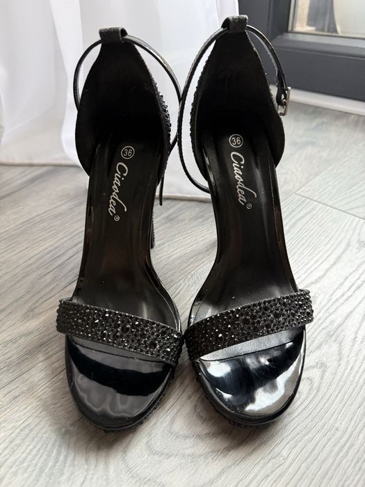Sandale negre cu pietre marimea 36