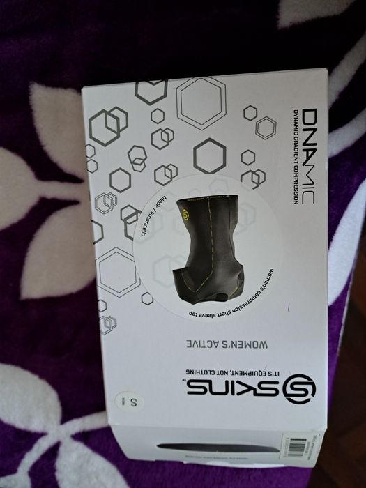 Top de compresie cu mânecă scurtă pentru femei.