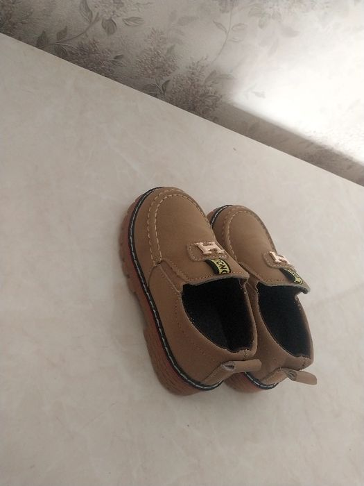 Kichkina Bolalar makasi yangi 1 marta kiyilgan razmer 24