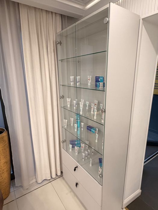 Vitrina iluminata prezentare produse