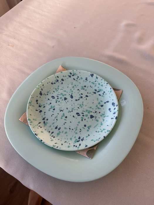 Пълен сервиз чинии в синьо зелен цвят