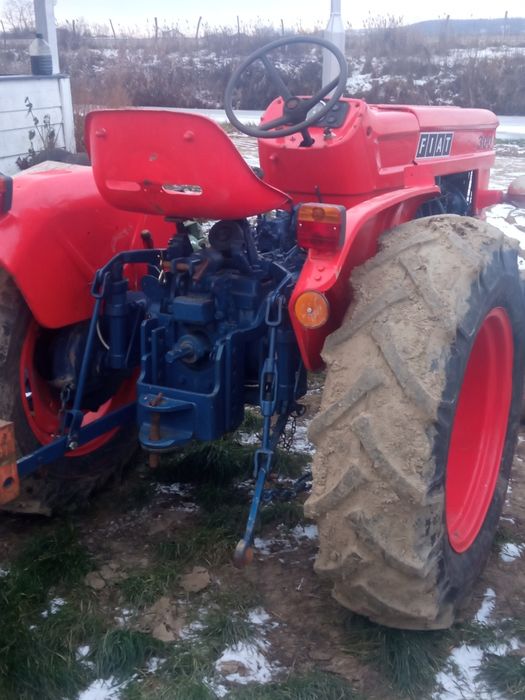 vînd tractor FIAT 300