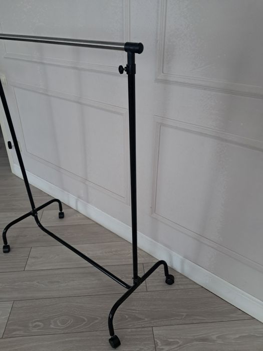 Напольная гардеробная вешалка.