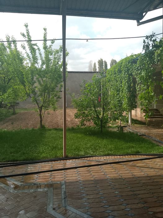 Uy sotiladi tez katta hovli 10sotix 11xona