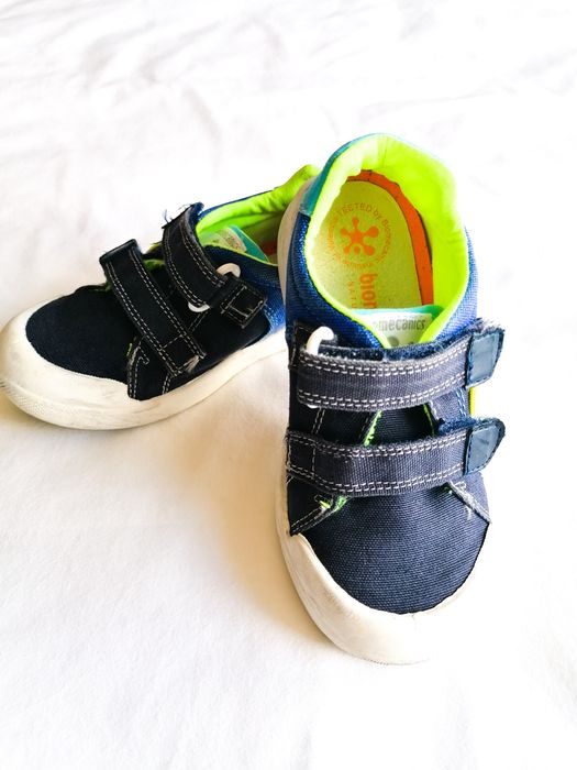 Продавам използвани детски обувки от 18 до 27 размер.