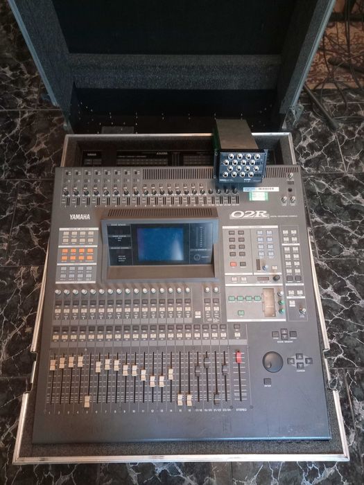 Дигитален пулт Yamaha 02R