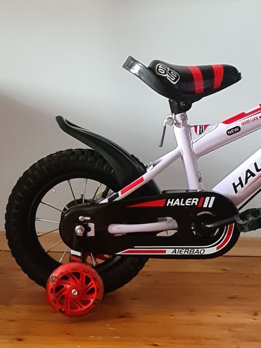 Детски велосипед  чисто нов с помощни колела