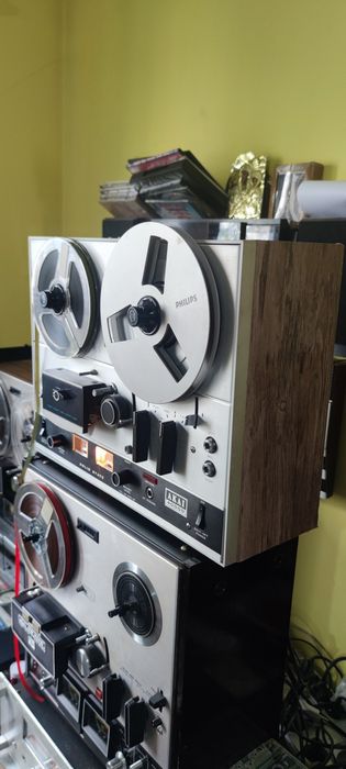 Două magnetofoane Akai
