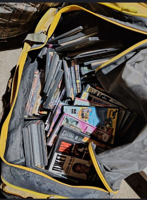 ДВД-диски с фильмами, мультфильмами, музыкой.