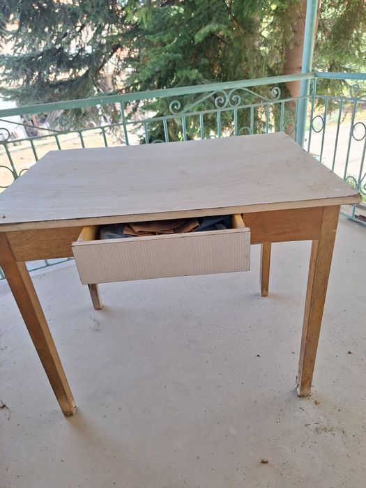 Ретро маса гитинакс и стари дървени маси