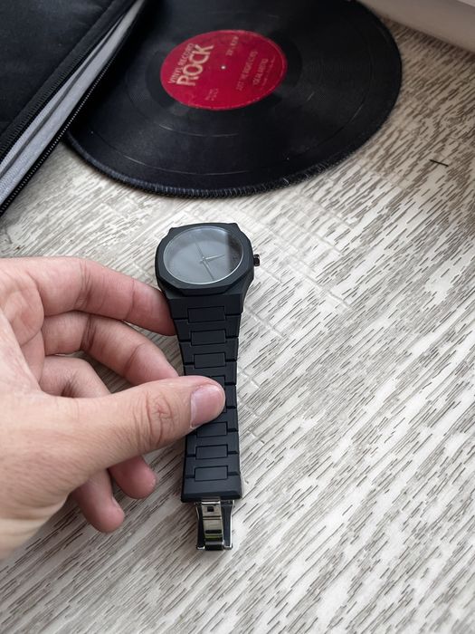 Немецкие часы с черным циферблатом