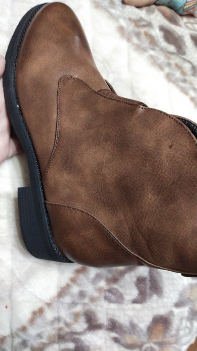 Срочно продам женские ботинки