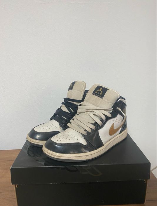 Air Jordan 1 Mid Patent Black Gold