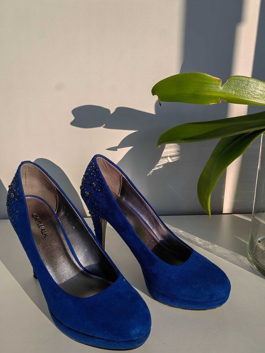 Обувки на висок ток в кралско синьо