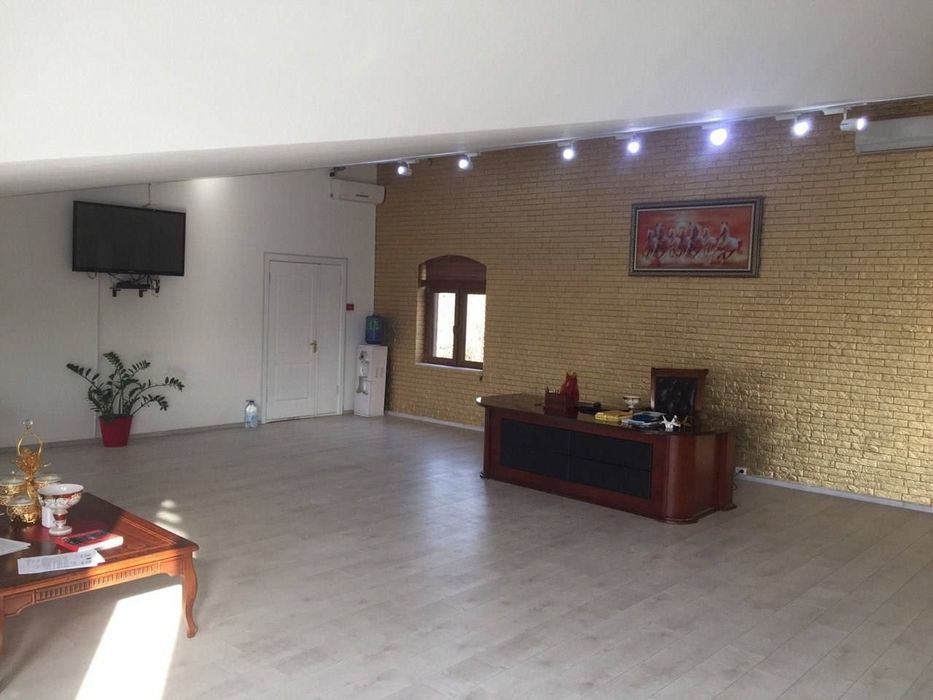 Офисное помещение  220 м2  по выгодной цене на Чиланзаре ( опен спейс)