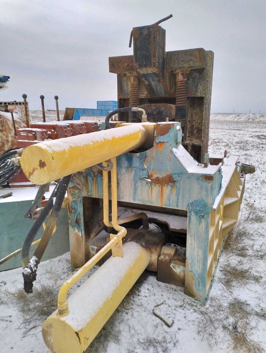 Гидравлический пресс или уплотнитель отходов