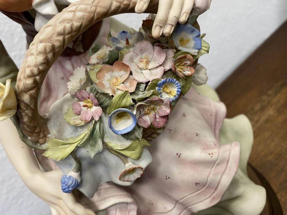 Винтидж Capodimonte фигура с кош цветя, Италия