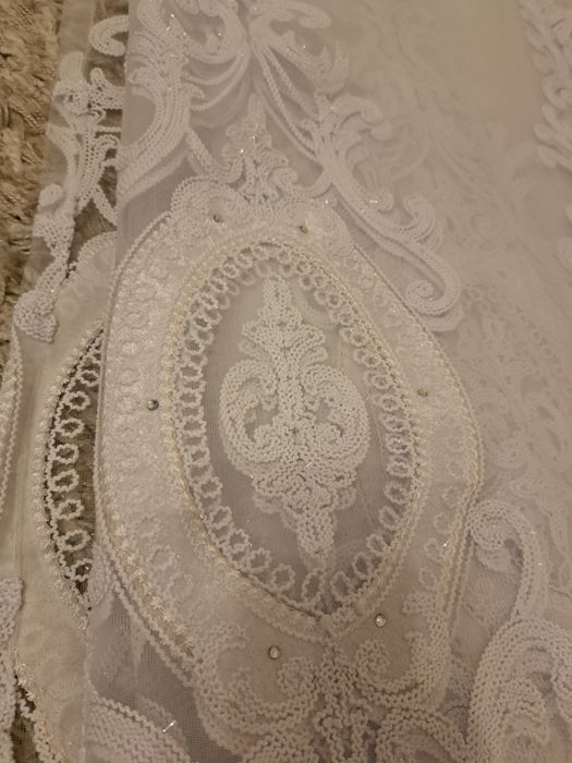 Снежно бяла завеса с бродерия