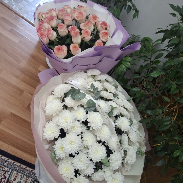 Цветы свежые розы,хризантема в хорошом виде .