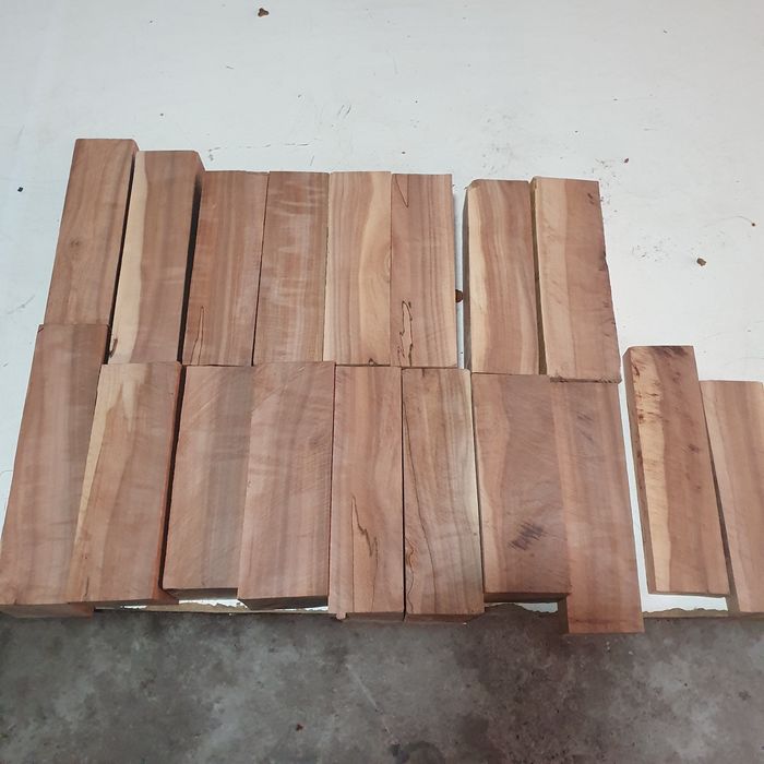 Заготовки от селектирана дюля за дръжки и чирени