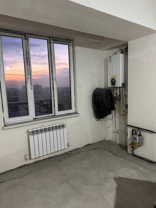 Семейная 2в3 Ю13: школа, ТЦ, метро.`