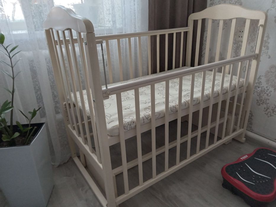 Детская кроватка с маятником