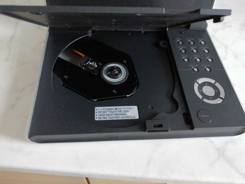 Mini DVD player Toshiba, ideal pentru călătorii