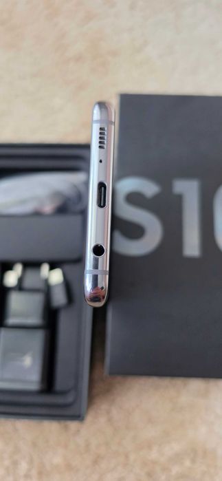 Продавам Samsung Galaxy S10 Перфектен