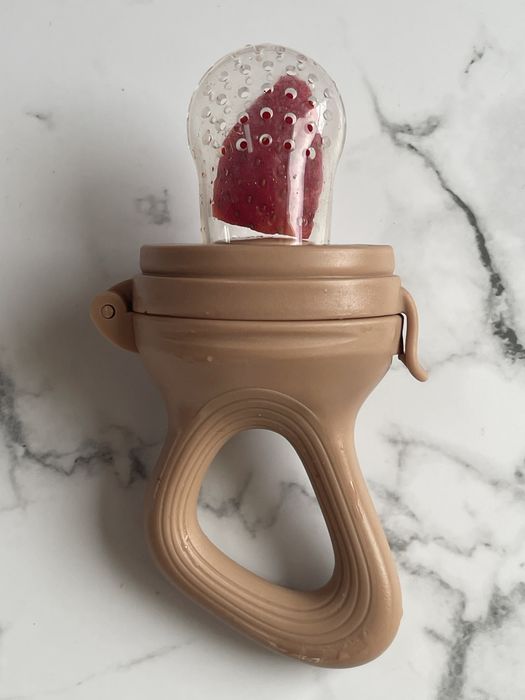 Биберон с дупки за парчета храна