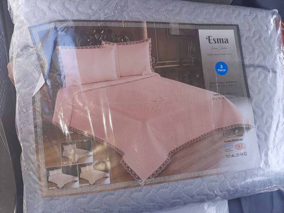 Луксозно покривало за спалня с дантели и панделки. Две калъфки