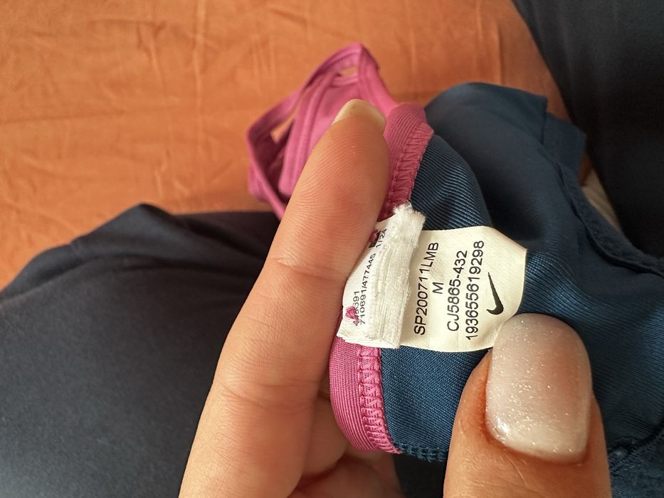 Дамско спортно бюстие Nike