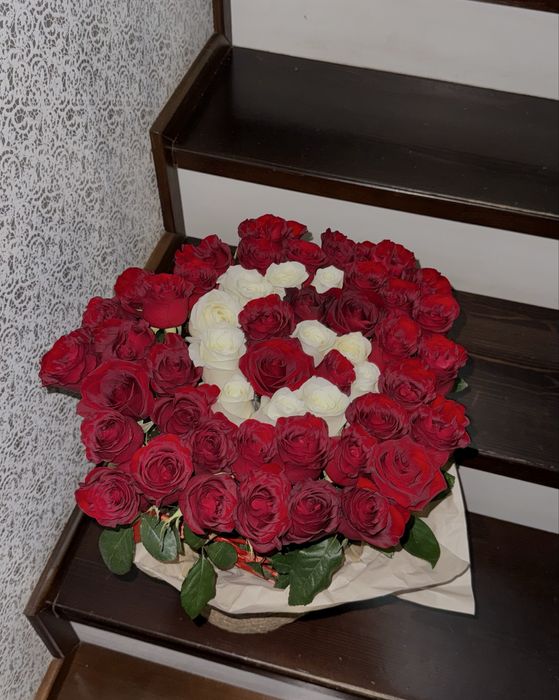 51 роза в корзине