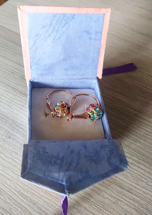 Сребристи обеци , цветни големи и малки цветни в кутия