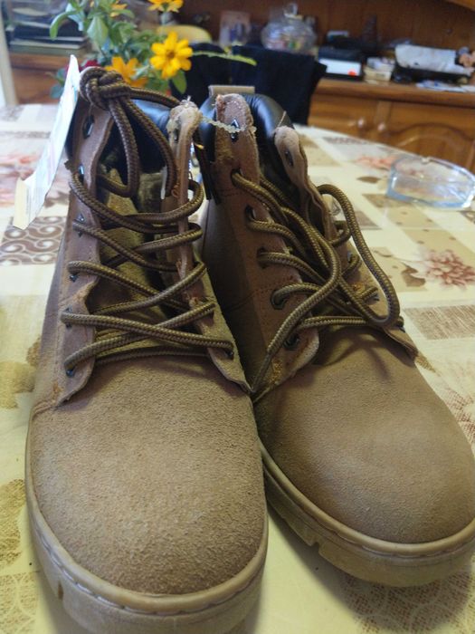Продавам чисто нови обувки / боти /