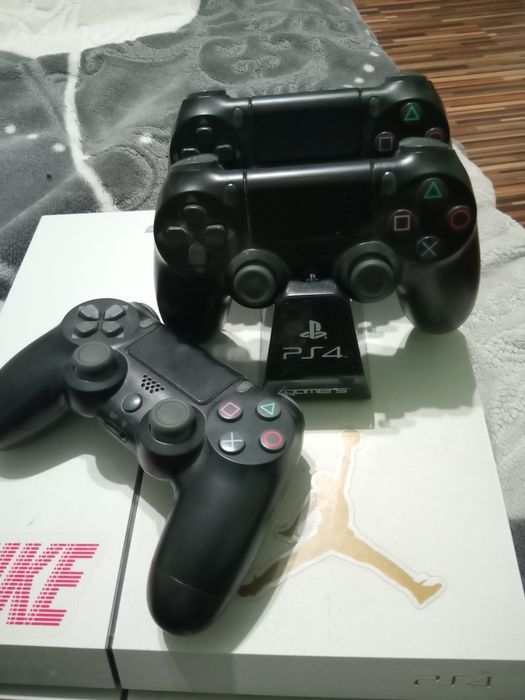 Vând PS4 +3 manete+14 jocuri