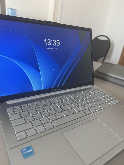 Asus vivobook core i3/8/256