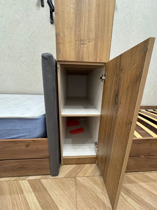 2 кровати с перегородкой и стол