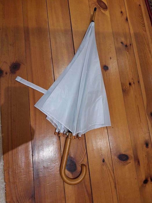 Бял чадър с автоматично отваряне и дървена дръжка, подходящ за сватба