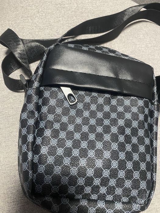 Нова чанта за момче или мъж от кожа е первектна за път или работа