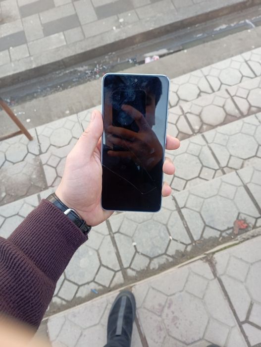 Redmi Note 13 
Holati ideal
Hotira 256 GB
Ram 8 GB
Ime 2 sim otgan
Tel